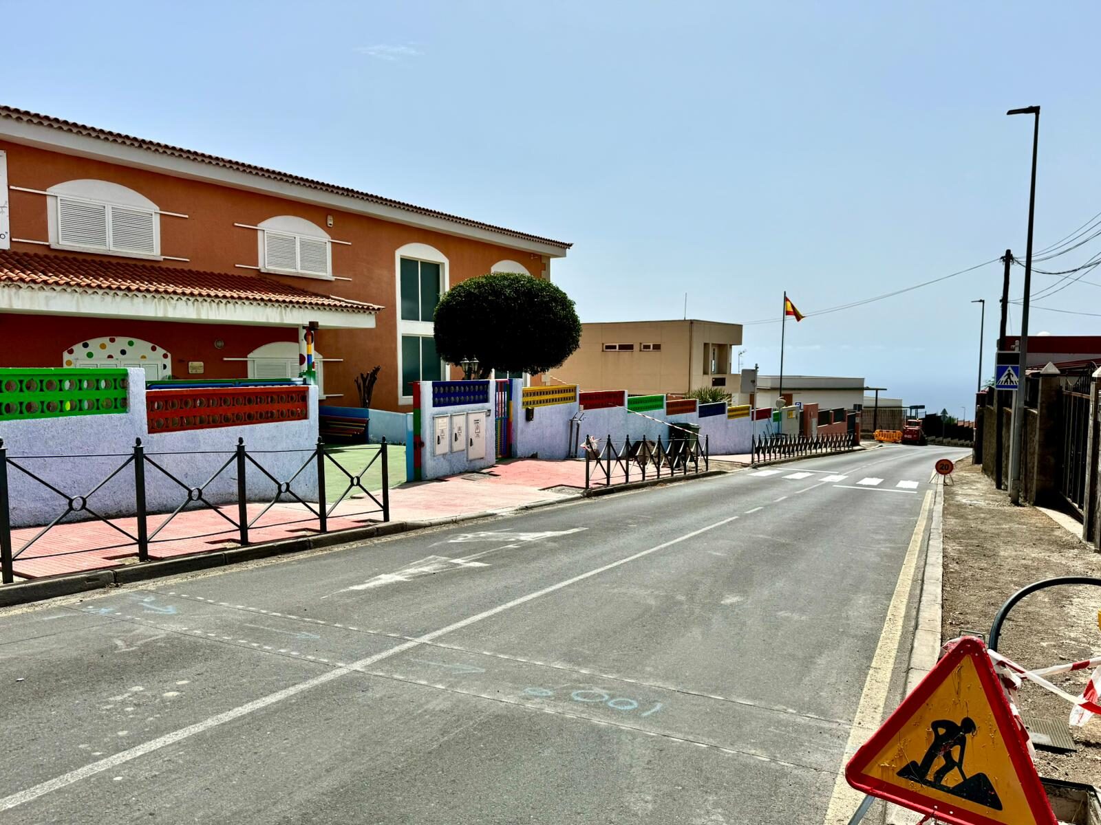 Obra en la zona de Radazul Alto con las aceras levantadas y la señal de precaución por obras