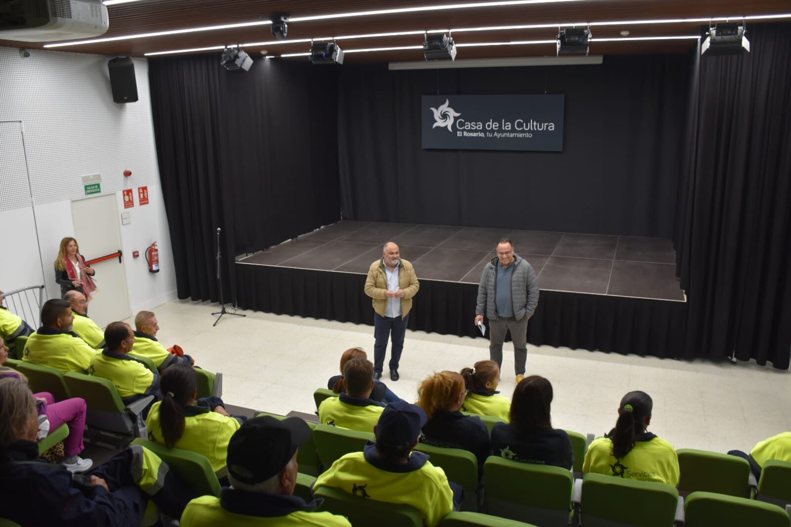 Alcalde dando un discurso junto con el concejal de Empleo y Desarrollo local con los nuevos trabajadores.